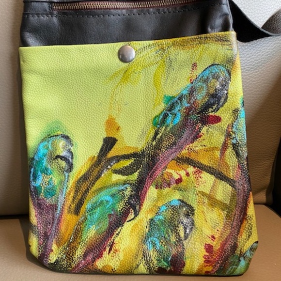 Small crossbody bag purse rare with painted parrots multicolour w/shoulder strap - Picture 2 of 11